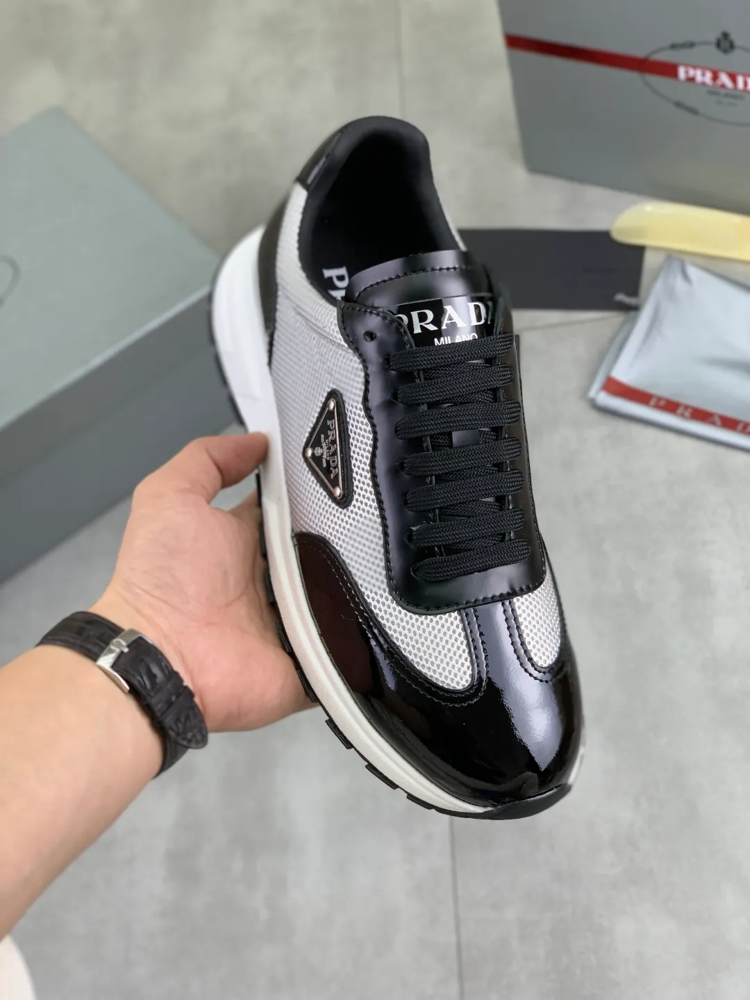 Men's Men's Shoes 💰P600 💰【New Style】 The latest model of high-quality PRADA classic men's shoes has been launched on the official website at 1:1, synchronized in Hong Kong, and on the same catwalk; all made of calfskin➕imported cowhide lining, 🍡🍡original rubber outsole, non-slip and wear-resistant; comfortable on the feet, attractive style, fine workmanship, and simple and neat shoe lasts, showing the courage and toughness of men, 👍Size: 39-44 (45 can be customized) black White color🉑️choose